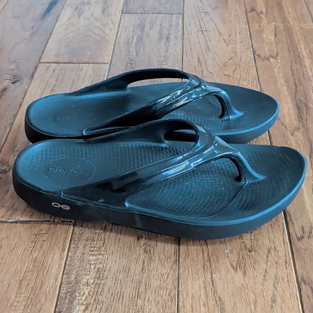Oofos Oolala Black Flip Flop Recovery Sandals - Picture 3 of 7